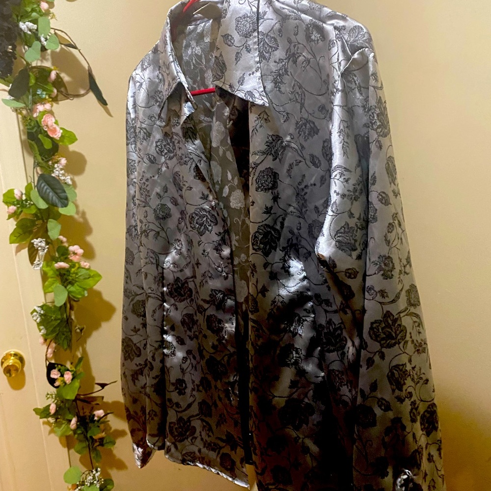 Very comfortable button up - Picture 3 of 3